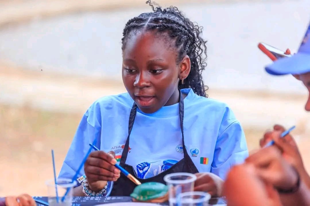 Jeune fille concentrée pendant un atelier créatif du Centre Juniors