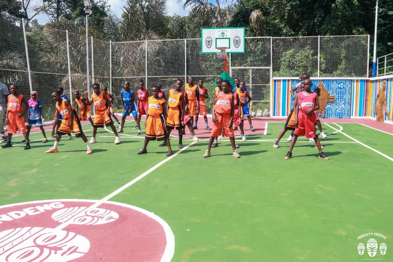 Élèves du camp de basket échauffement sur le terrain