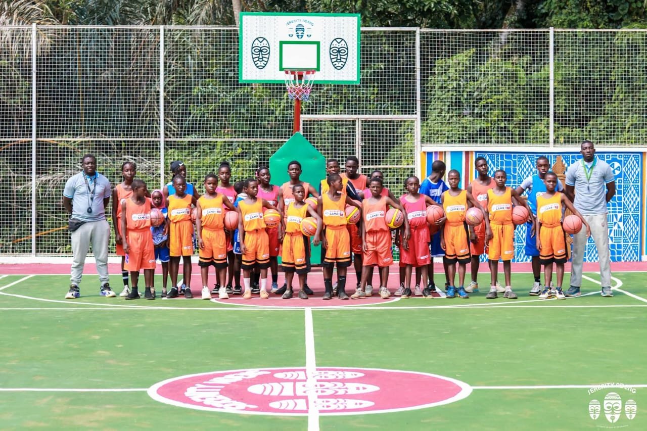 Équipe d'élèves posant avec leurs ballons de basket