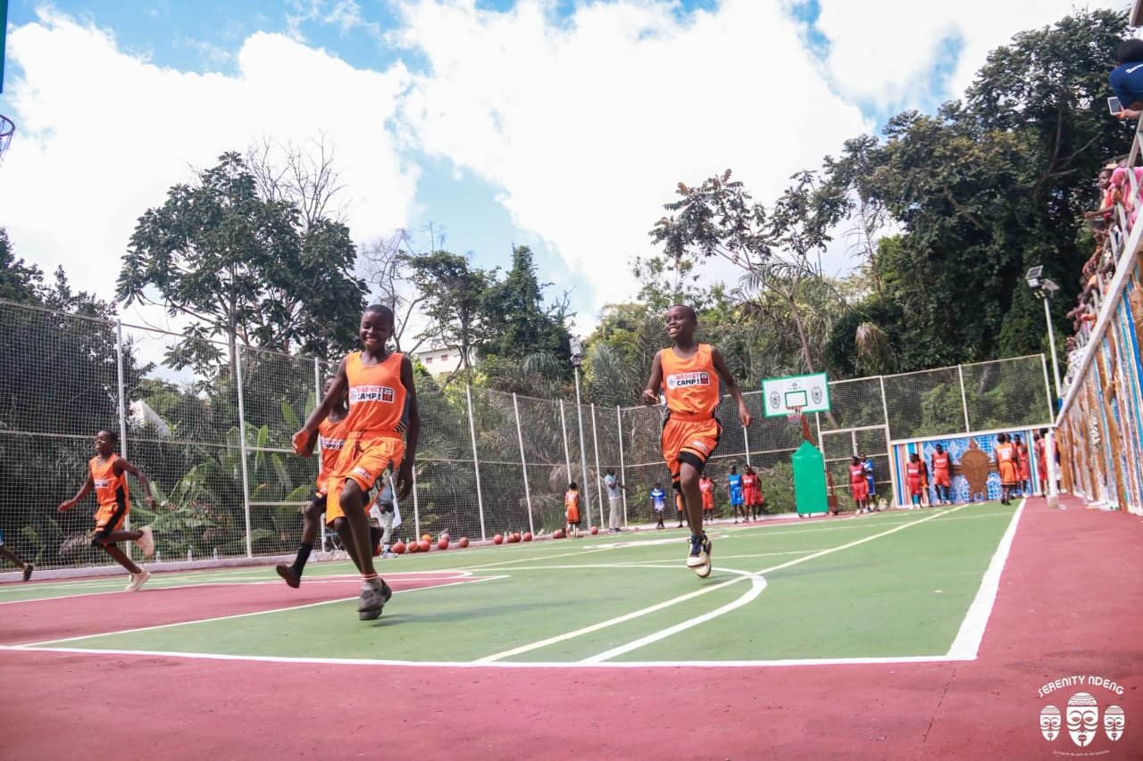 Élèves courant sur le terrain de basket